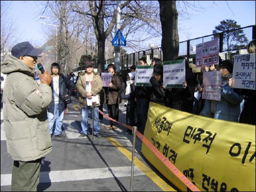 세종대민주이사파견촉구기자회견에서 격려 발언을 하는 김동우 교수 